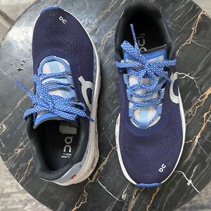 Woman's On cloud Cloudmonster sneakers 7.5 US